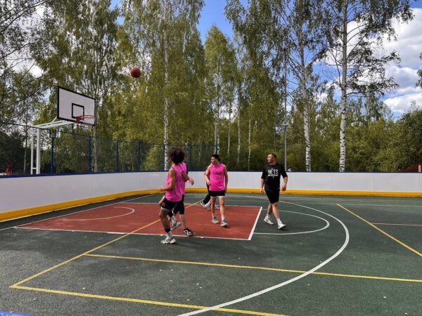 Турнир по стритболу на спортивной площадке в Сойма Парк